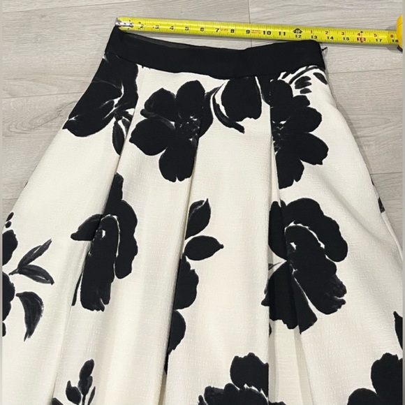 WHITE HOUSE BLACK MARKET Full Skirt, Size 2 - Picture 6 of 8